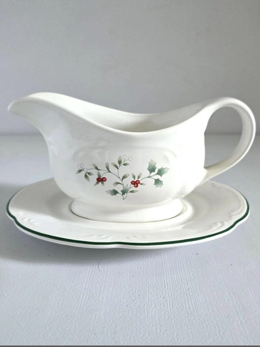 Pfaltzgraff Winterberry gravy boat / saucer‎ red holly berry green leaf design